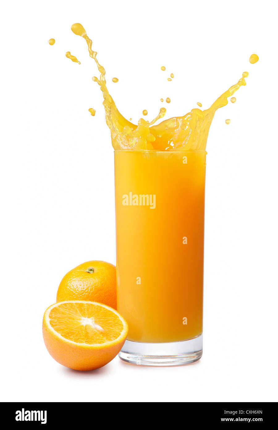 Spruzzi di succo d'arancia con arance isolato su bianco Foto Stock