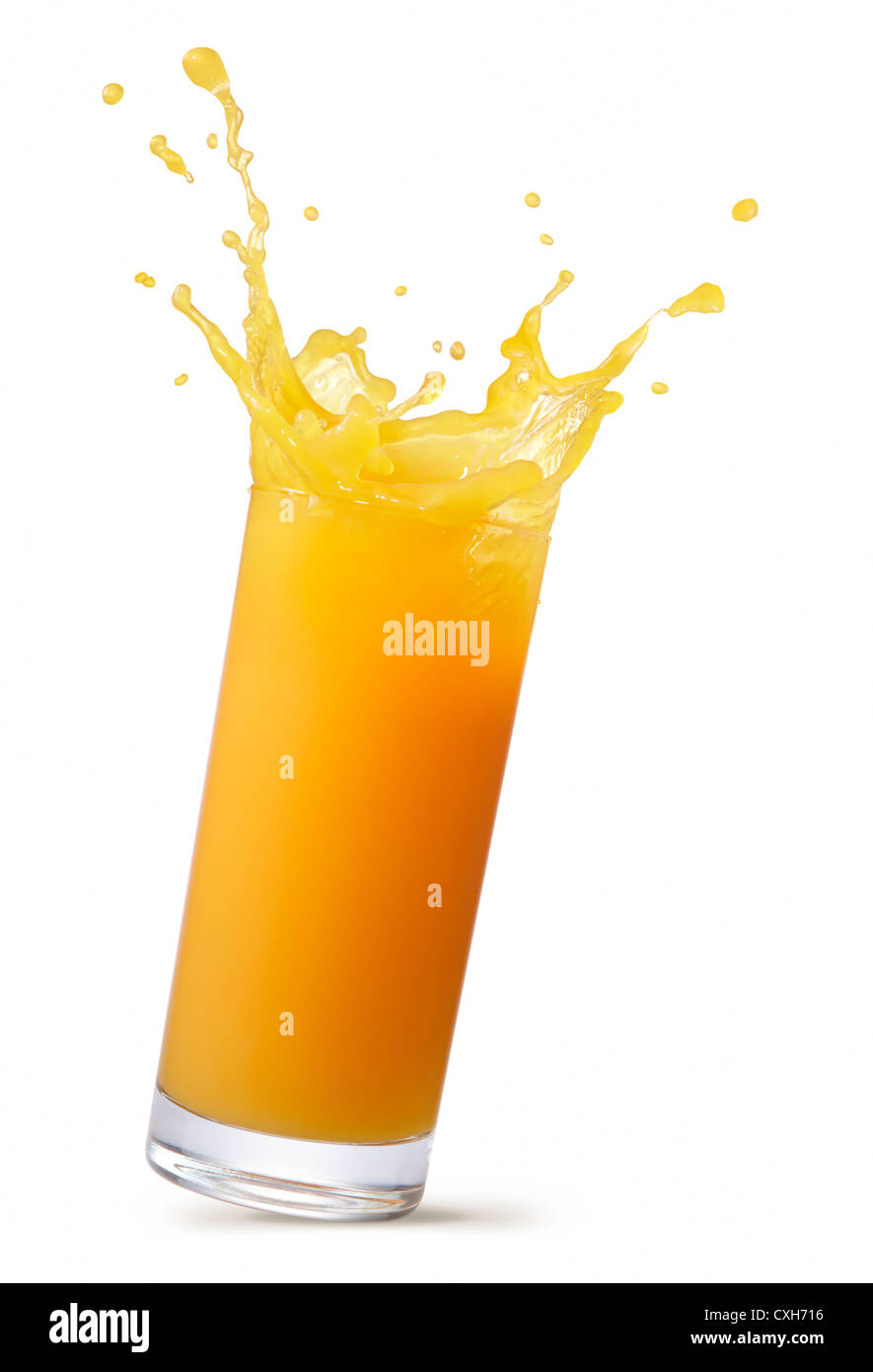 Bicchiere di spruzzi di succo d'arancia isolato su bianco Foto Stock