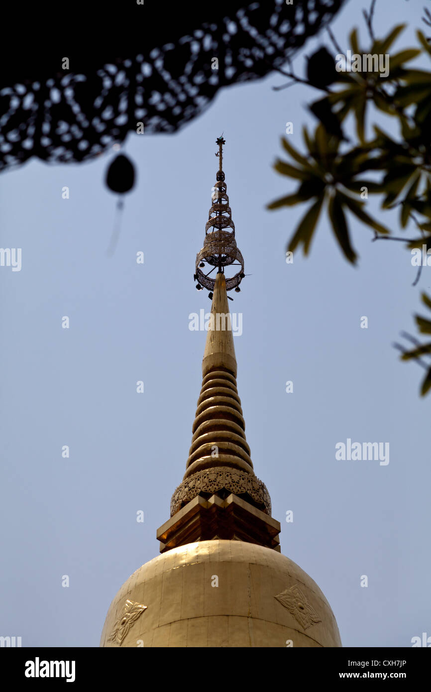 Chedi dorato del tempio Wat Phan n in Chiang Mai Foto Stock