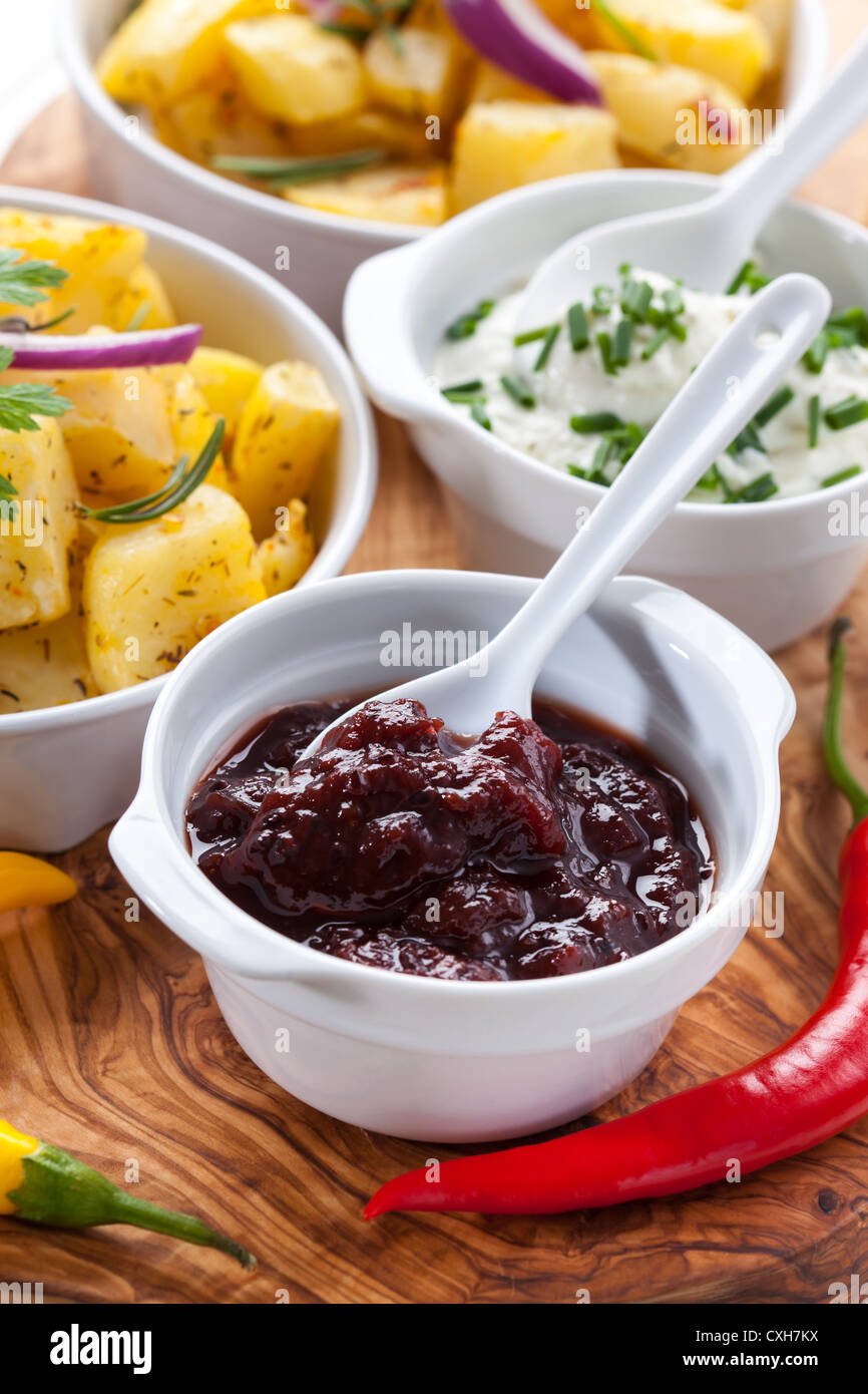 Il Chutney e panna acida con patate al forno Foto Stock