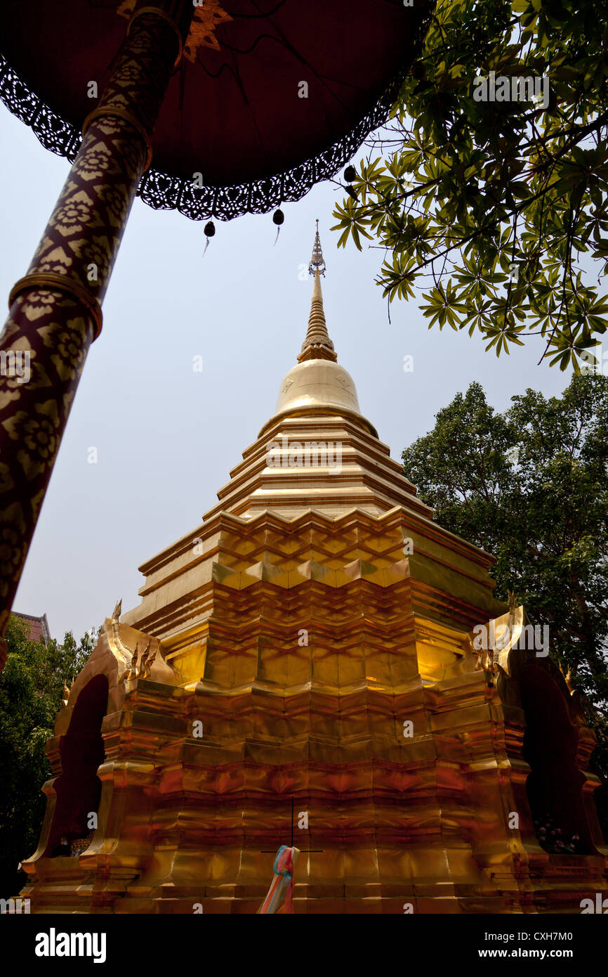 Chedi dorato del tempio Wat Phan in Chiang Mai in Thailandia Foto Stock