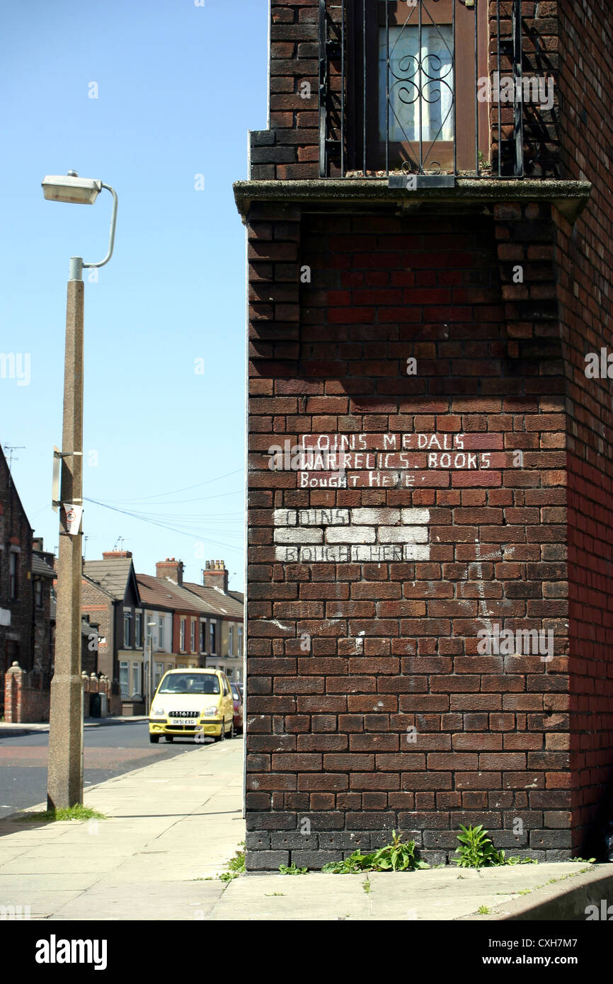 Estremità stretta dell'edificio in mattoni con scritta sul muro, Liverpool, in Inghilterra, Regno Unito Foto Stock