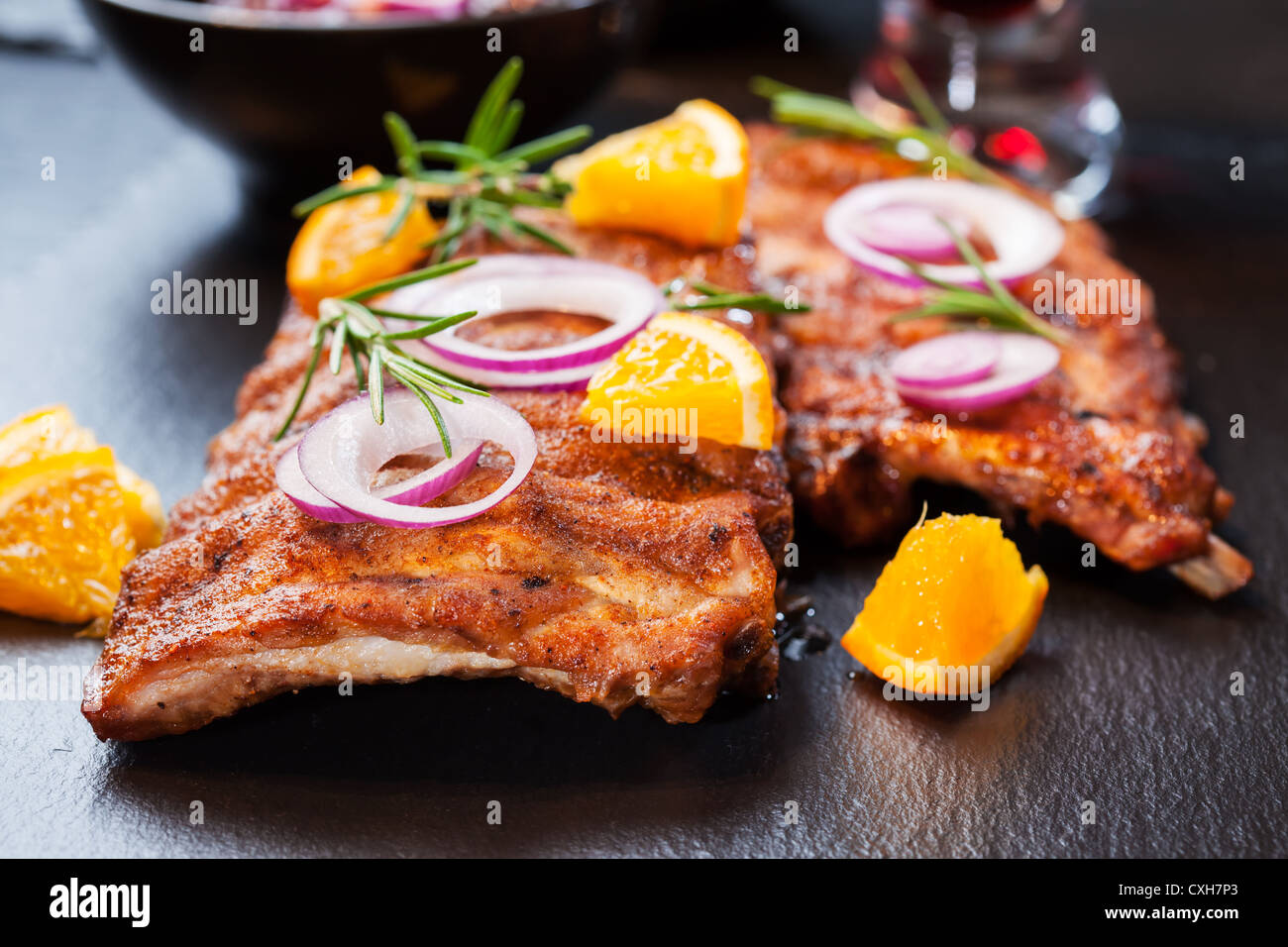 Barbeque costolette marinato in salsa di arancio con erbe e vino Foto Stock