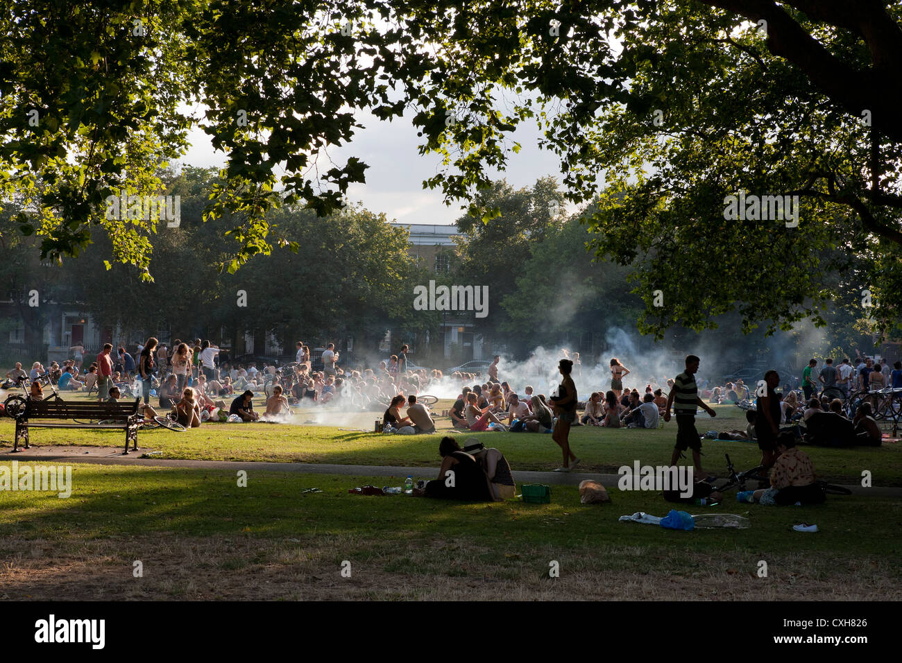 Londra, 19/08/2012, UK, persone godetevi il sole con barbecue a London Fields Park, Londra Foto Stock