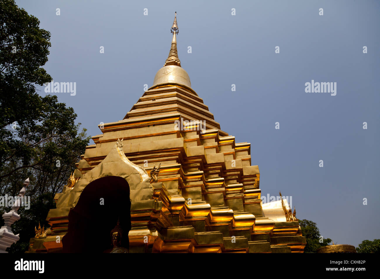 Chedi dorato del tempio Wat Phan in Chiang Mai in Thailandia Foto Stock