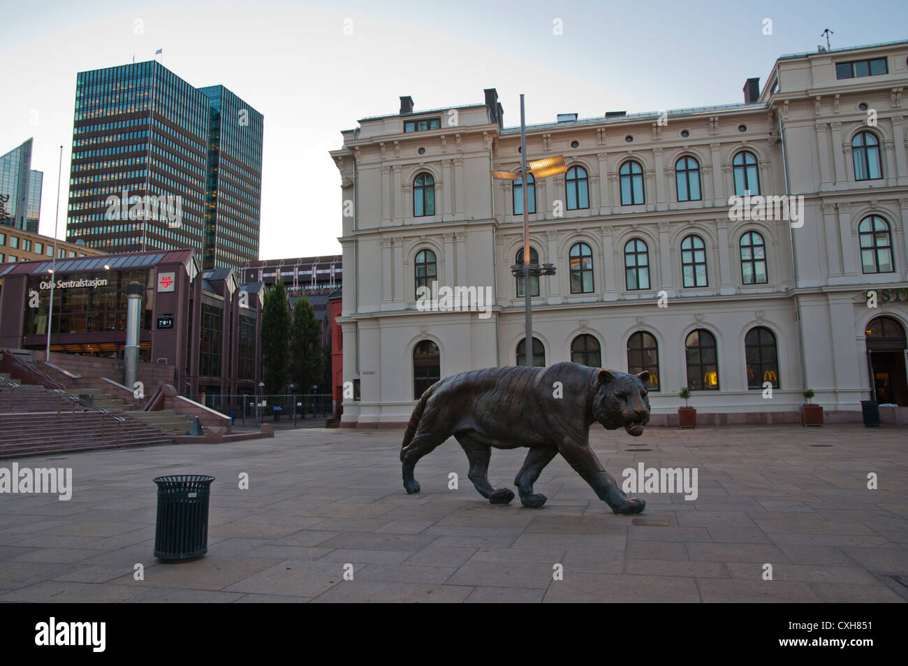 Jernbanetorget la piazza di fronte alla stazione ferroviaria principale Sentrum centrale di Oslo Norvegia Europa Foto Stock