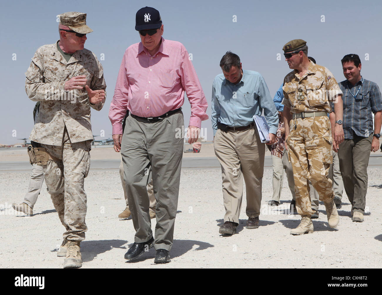 Noi inviato speciale per il Pakistan e Afghanistan Ambasciatore Holbrooke è informato dalla Marine Il Mag. Gen. Richard P. Mills durante una visita alla provincia di Helmand Giugno 21, 2010 in Marjah, Afghanistan. Camminare dietro Holbrooke è ambasciatore Karl Eikenberry. Foto Stock