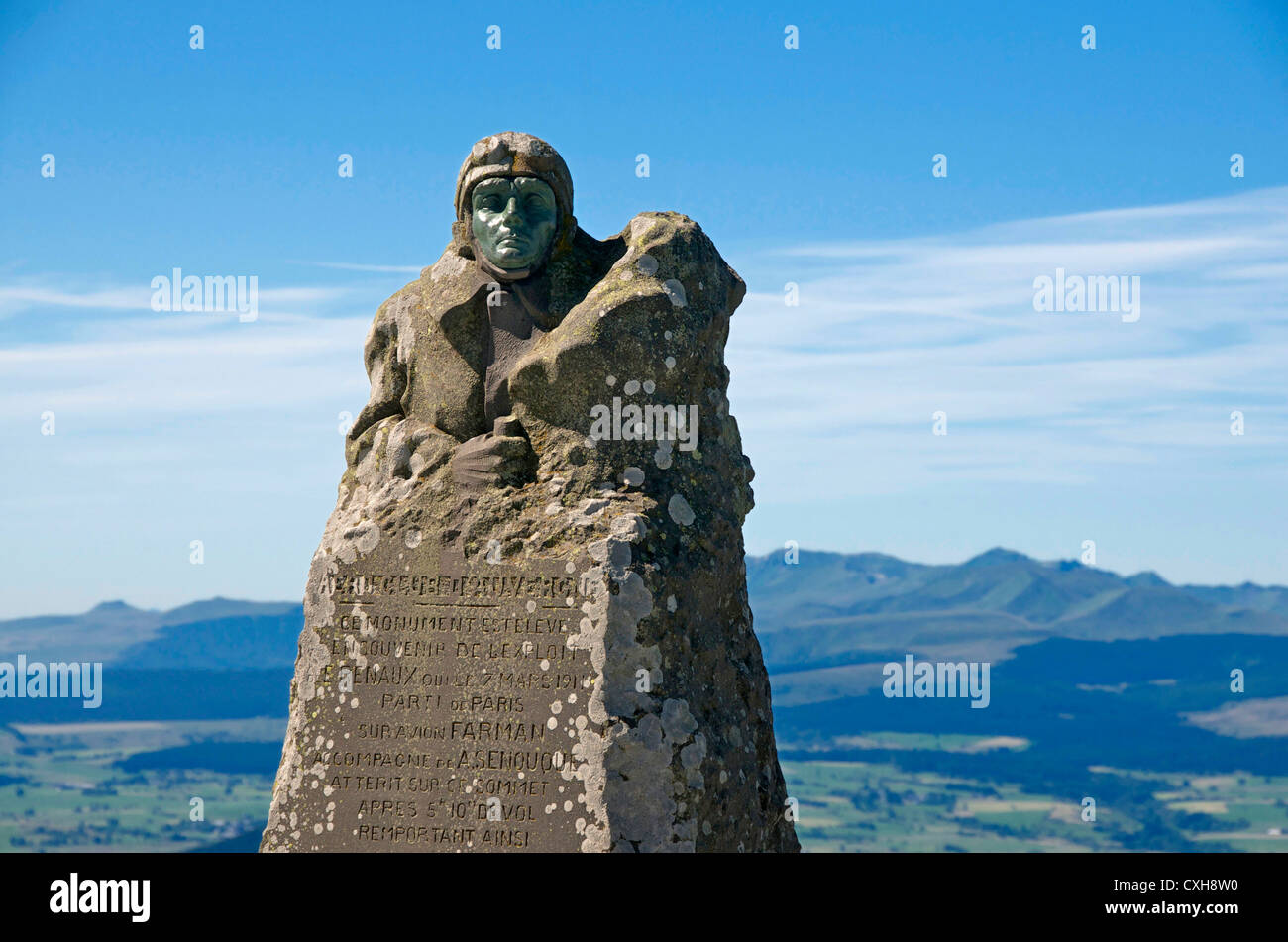 Monumento a aviatore pioniere Eugene Renaux al vertice del Puy de Dome, Francia centrale Foto Stock