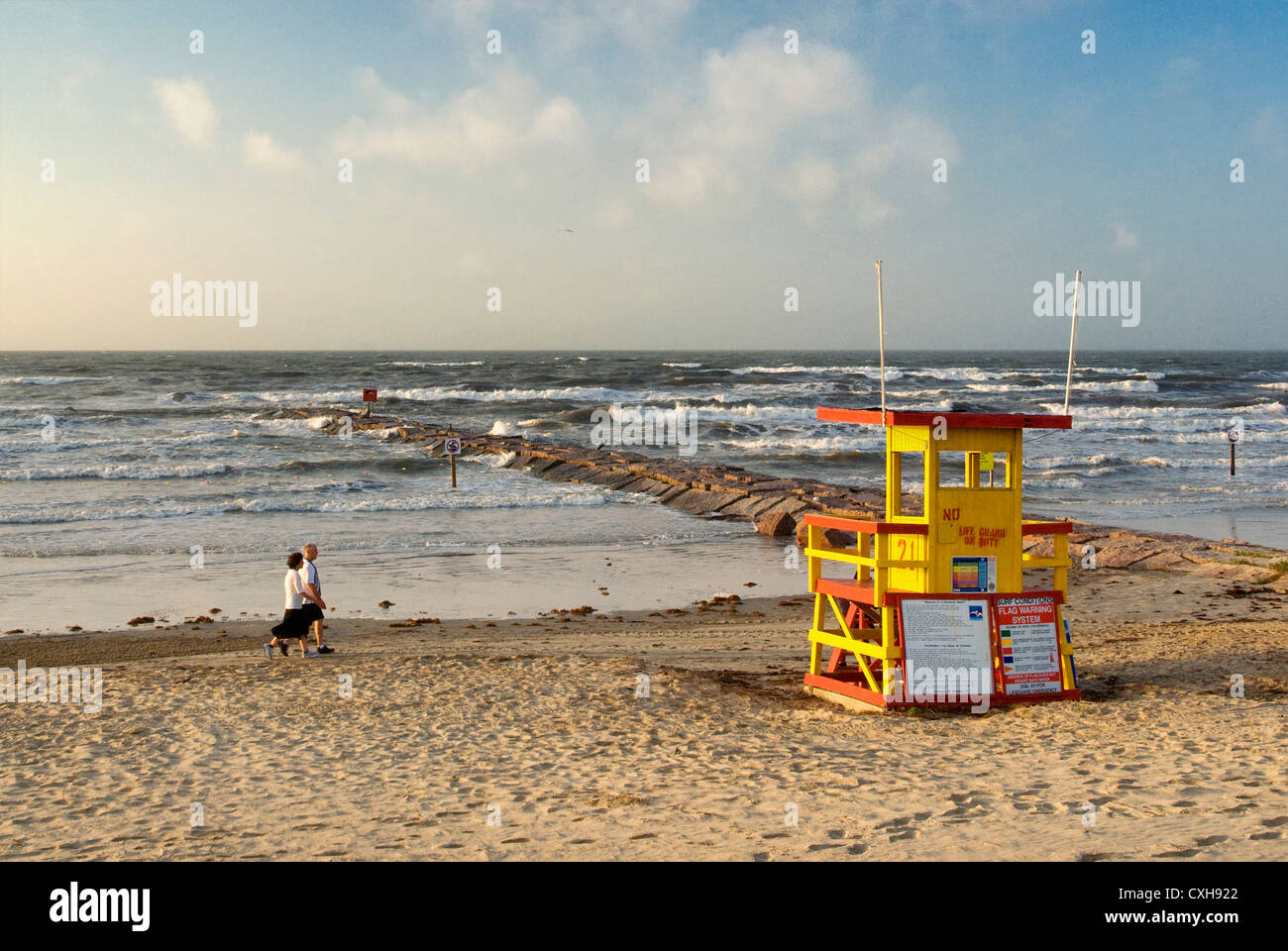 Stazione bagnino sulla spiaggia, molo, alba, Seawall Boulevard, Galveston, Texas, USA Foto Stock