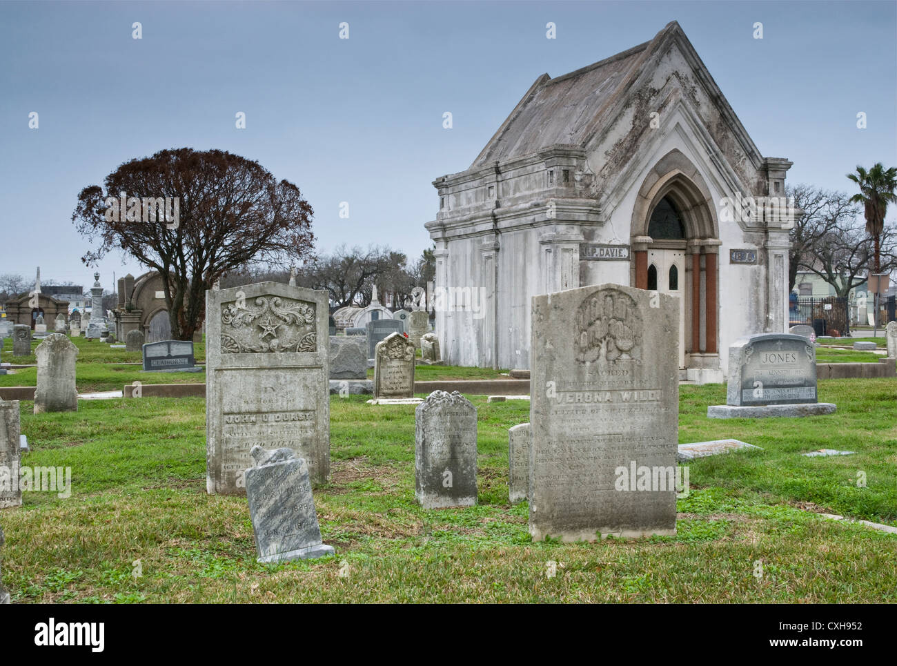 Le tombe e le tombe alla storica Vecchia città cimitero a Broadway in Galveston, Texas, Stati Uniti d'America Foto Stock