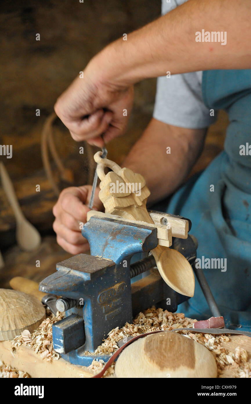 Lavorazione del legno artigiano carving un gallese cucchiaio d'amore. Foto Stock