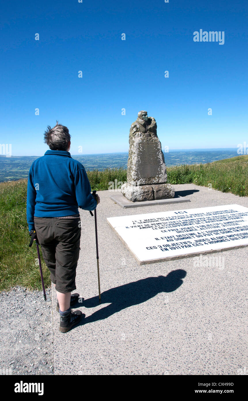 Monumento a aviatore pioniere Eugene Renaux al vertice del Puy de Dome, Francia centrale Foto Stock