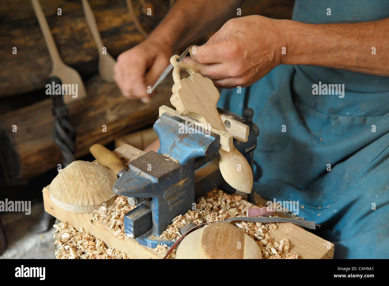 Lavorazione del legno artigiano carving un gallese cucchiaio d'amore. Foto Stock