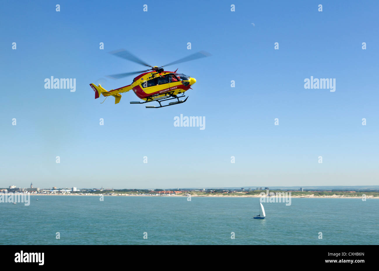 La protezione civile francese vola in elicottero al fianco di un traghetto passeggeri lasciando Calais in Francia Foto Stock