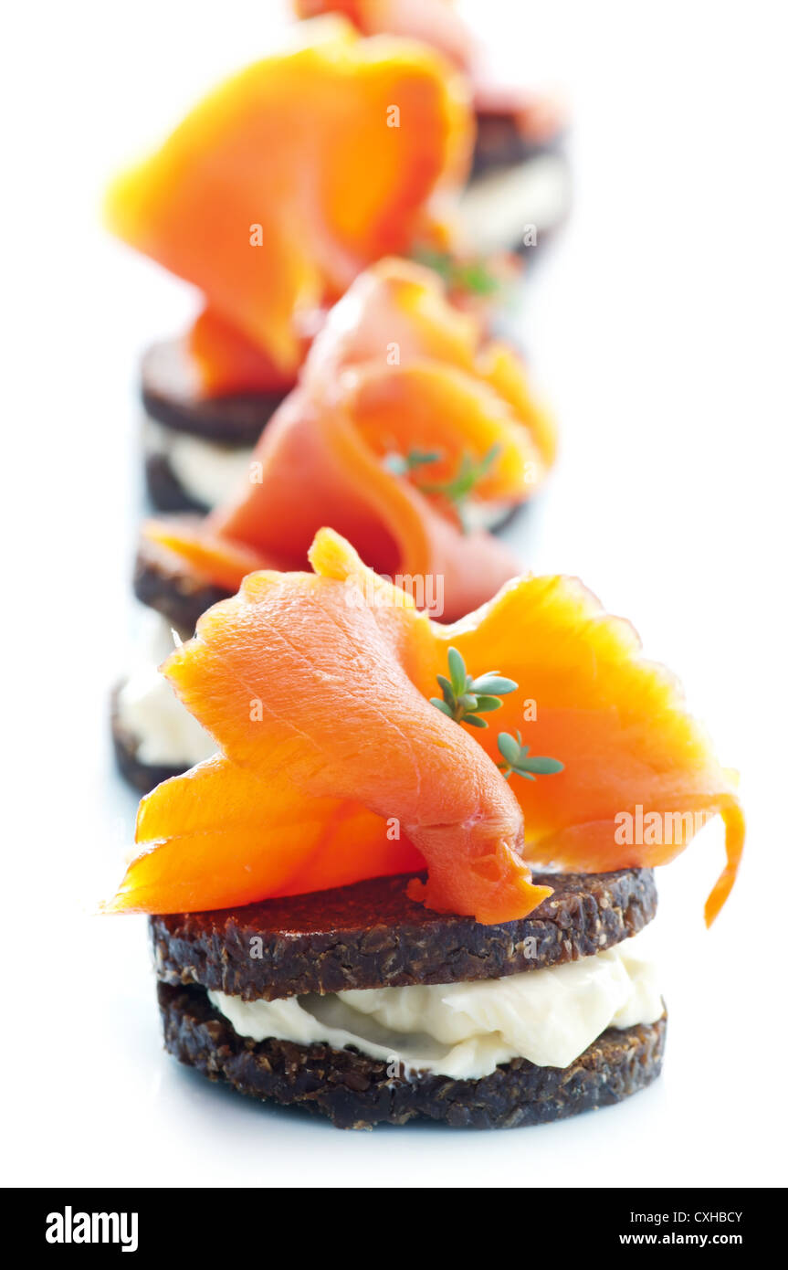 Finger food con fette di salmone Foto Stock