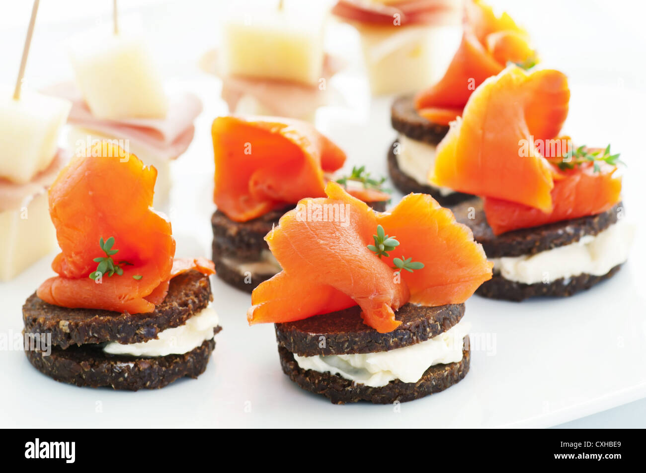 Finger food con salmone e prosciutto Foto Stock