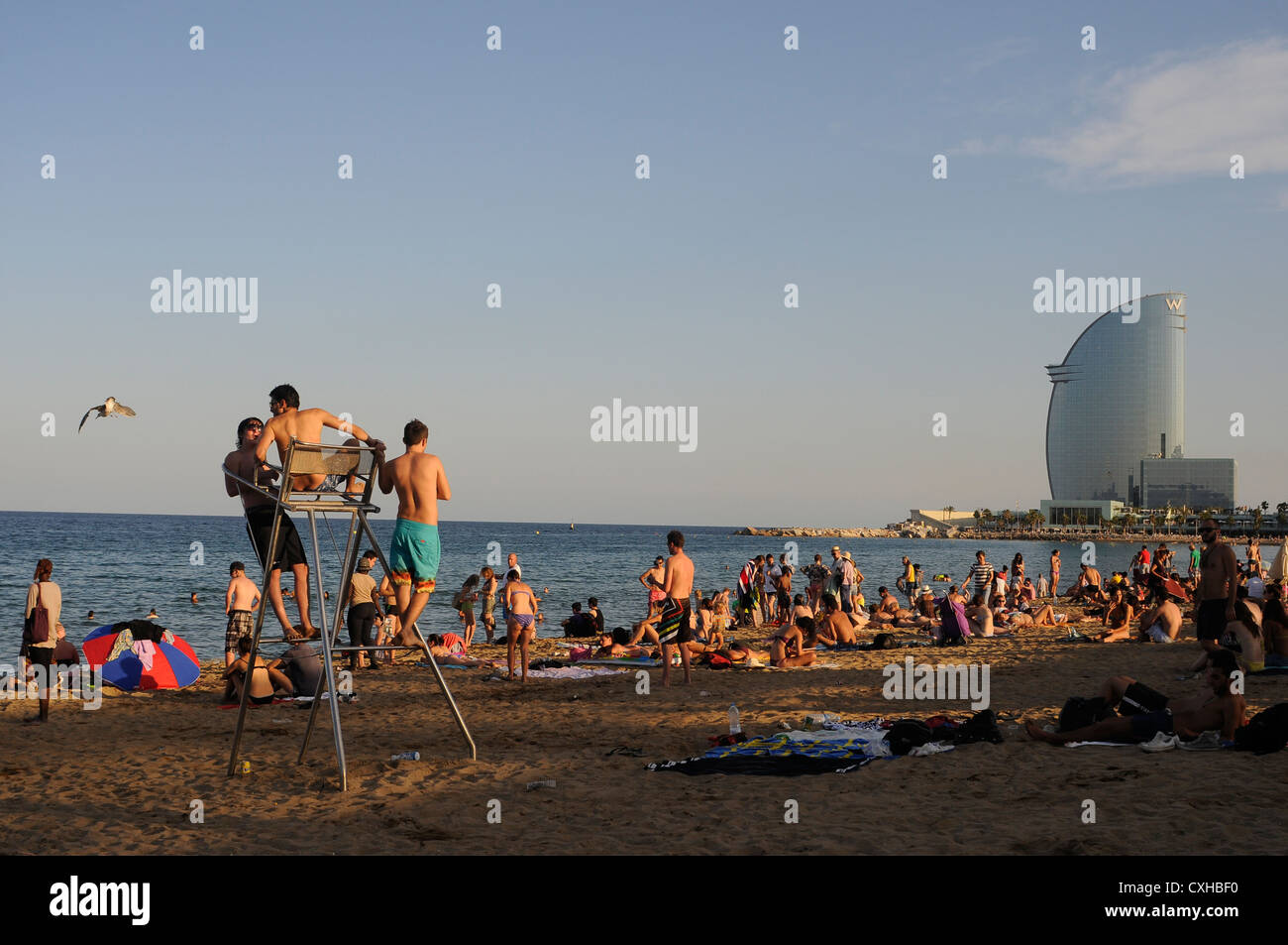 Spiaggia di Barcellona nel pomeriggio con l'hotel W la massa posteriore Foto Stock