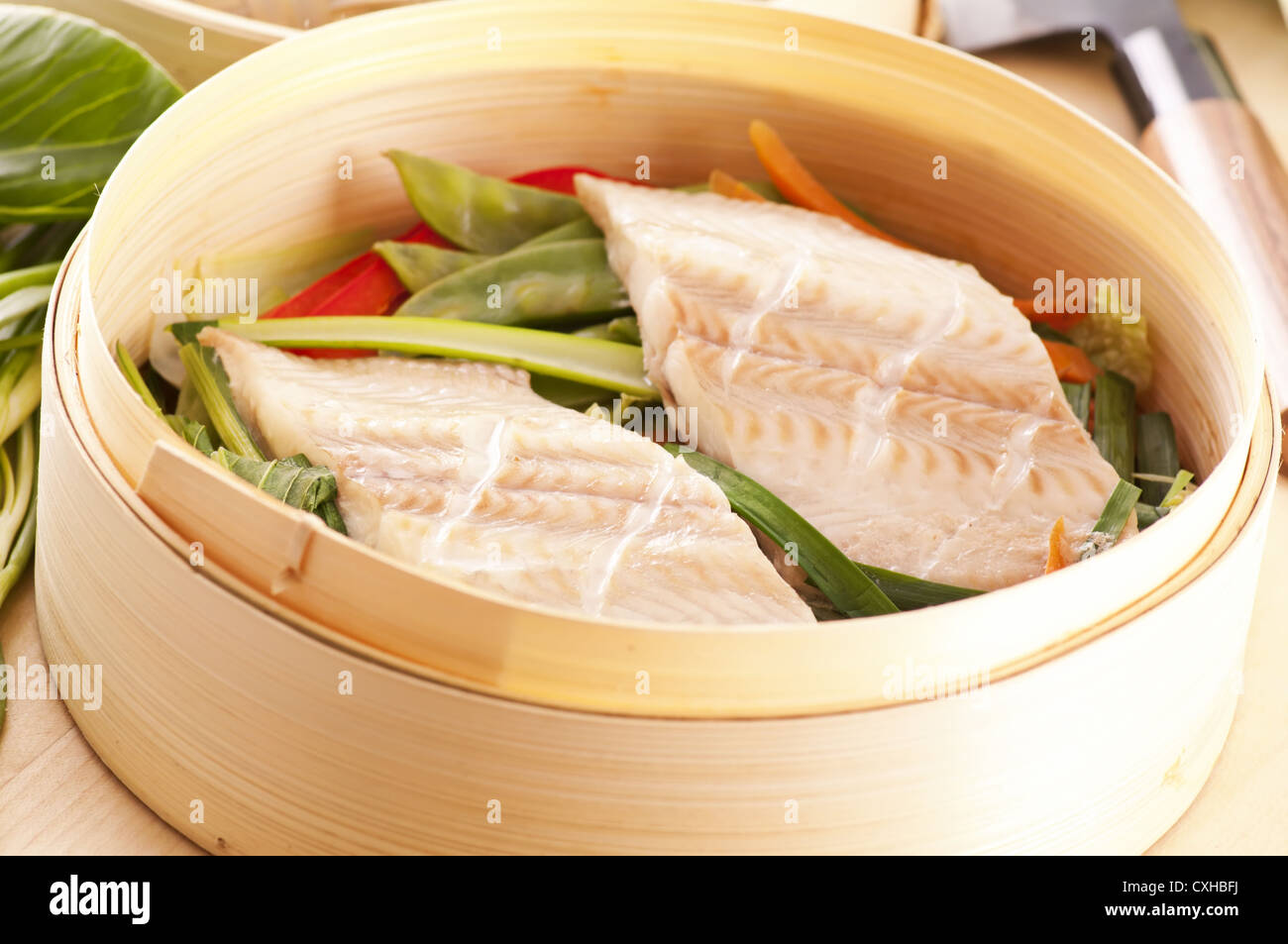 Filetto di pesce cotto a vapore con verdure Foto Stock