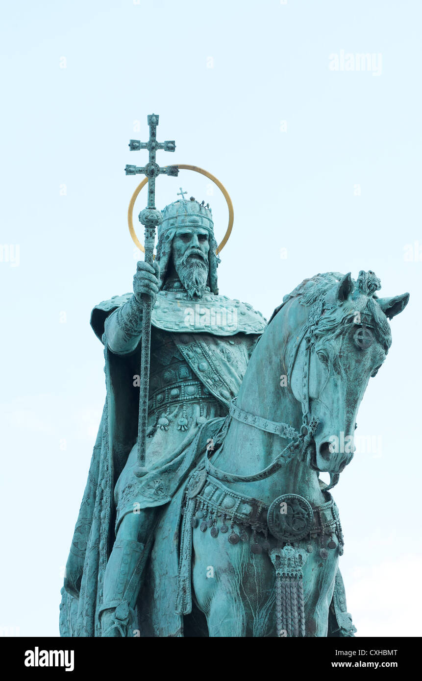 Statua in bronzo del Re Santo Stefano che sorge fuori la Cattedrale di Mattia a Budapest, Ungheria Foto Stock