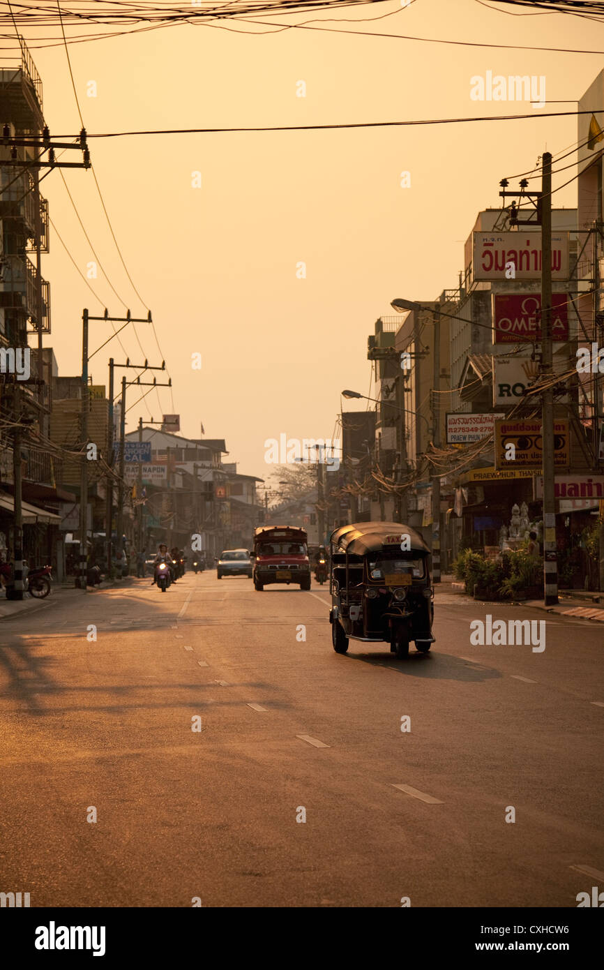 Un tuk tuk (tradizionali taxi) su Thanon Tha Phae all'alba, Chiang Mai, Thailandia Foto Stock