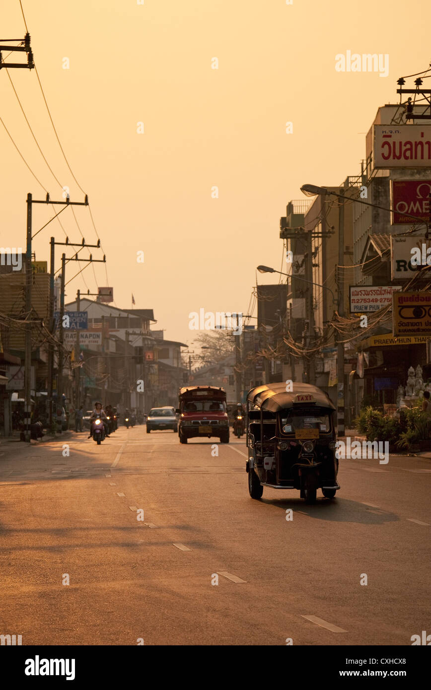 Un tuk tuk (tradizionali taxi) su Thanon Tha Phae all'alba, Chiang Mai, Thailandia Foto Stock