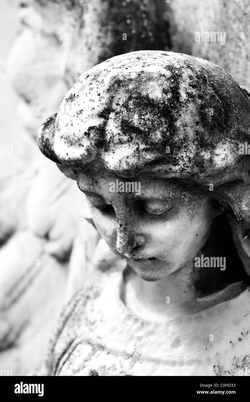 Un angelo scolpito in granito in un cimitero nel Galles del Nord. Foto Stock