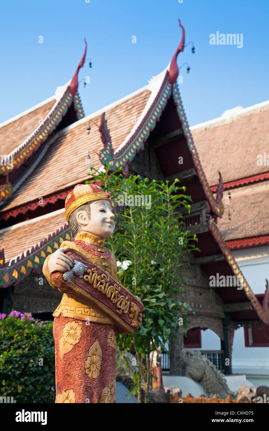 Ingresso Viharn con statua della divinità, Wat Bupparam, Chiang Mai, Thailandia Foto Stock