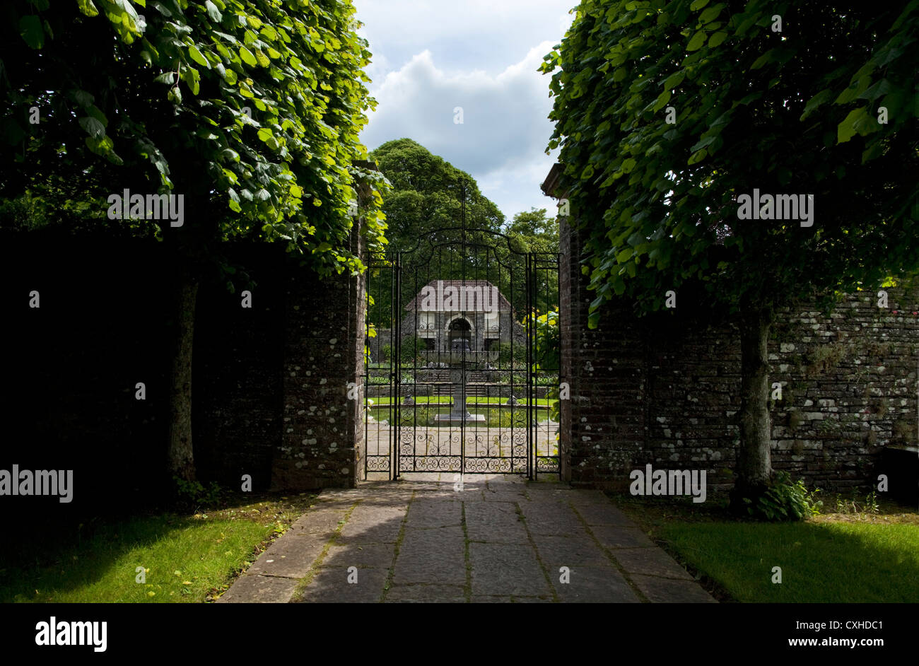 Pollarded calce a piedi e cancelli in ferro battuto, Giardini di Heywood completata nel 1912, Ballinakill, nei pressi di Abbeyleix, nella contea di Laois, Irlanda Foto Stock