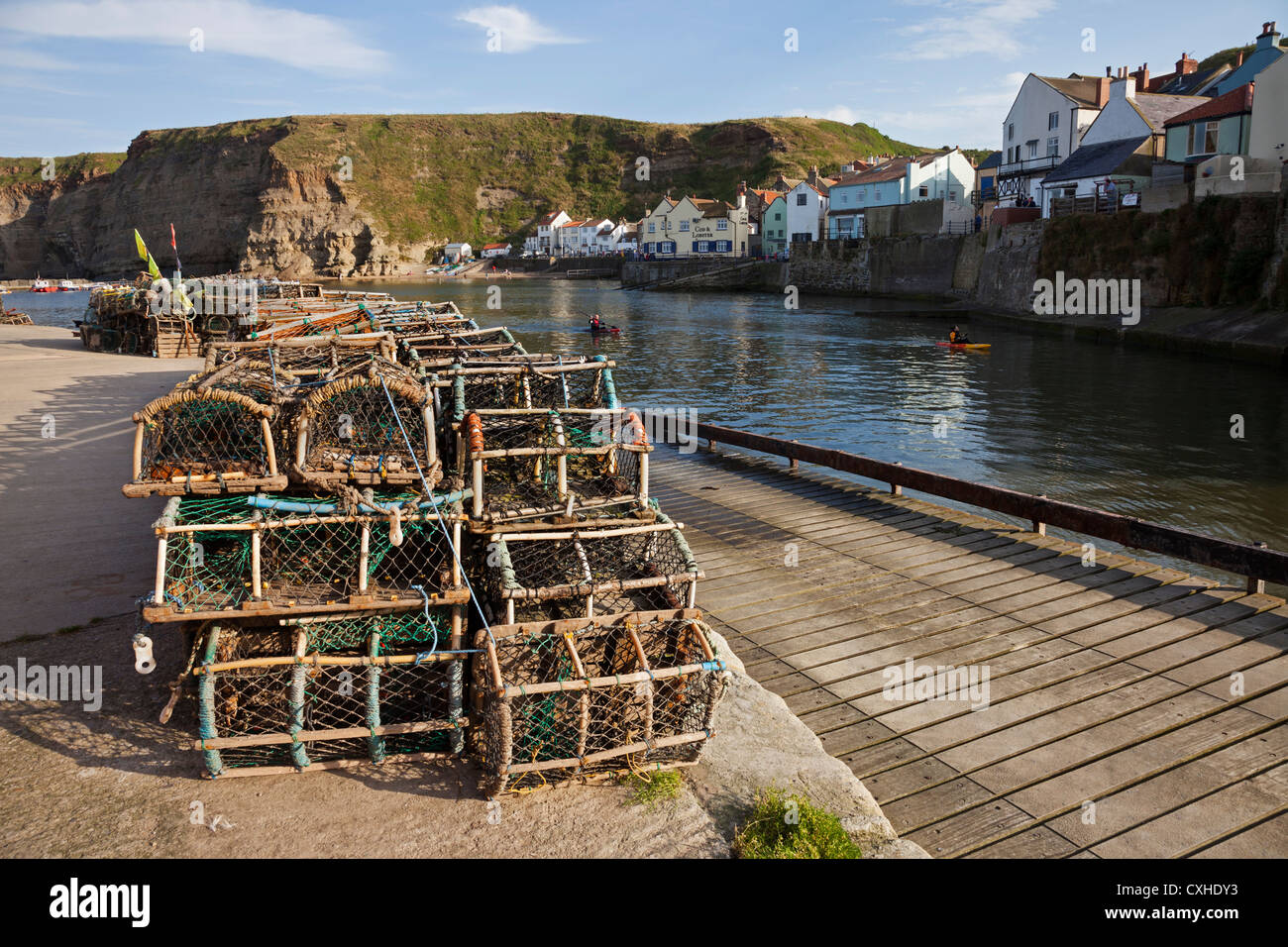 Aragosta bicchieri impilati nel porto di Staithes North Yorkshire Regno Unito Foto Stock