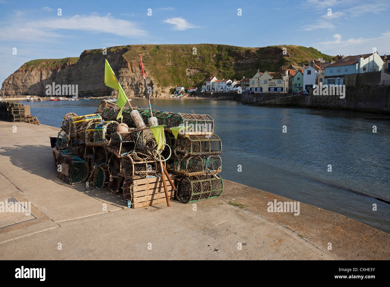 Aragosta bicchieri impilati nel porto di Staithes North Yorkshire Regno Unito Foto Stock
