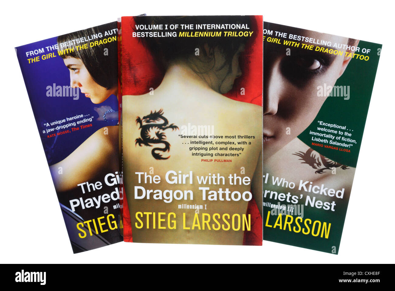 Thee popolari libri di narrativa di libri di libri cartacei più venduti nella trilogia del Millennio di Stieg Larsson tradotto in inglese isolato su bianco. Inghilterra Regno Unito Foto Stock