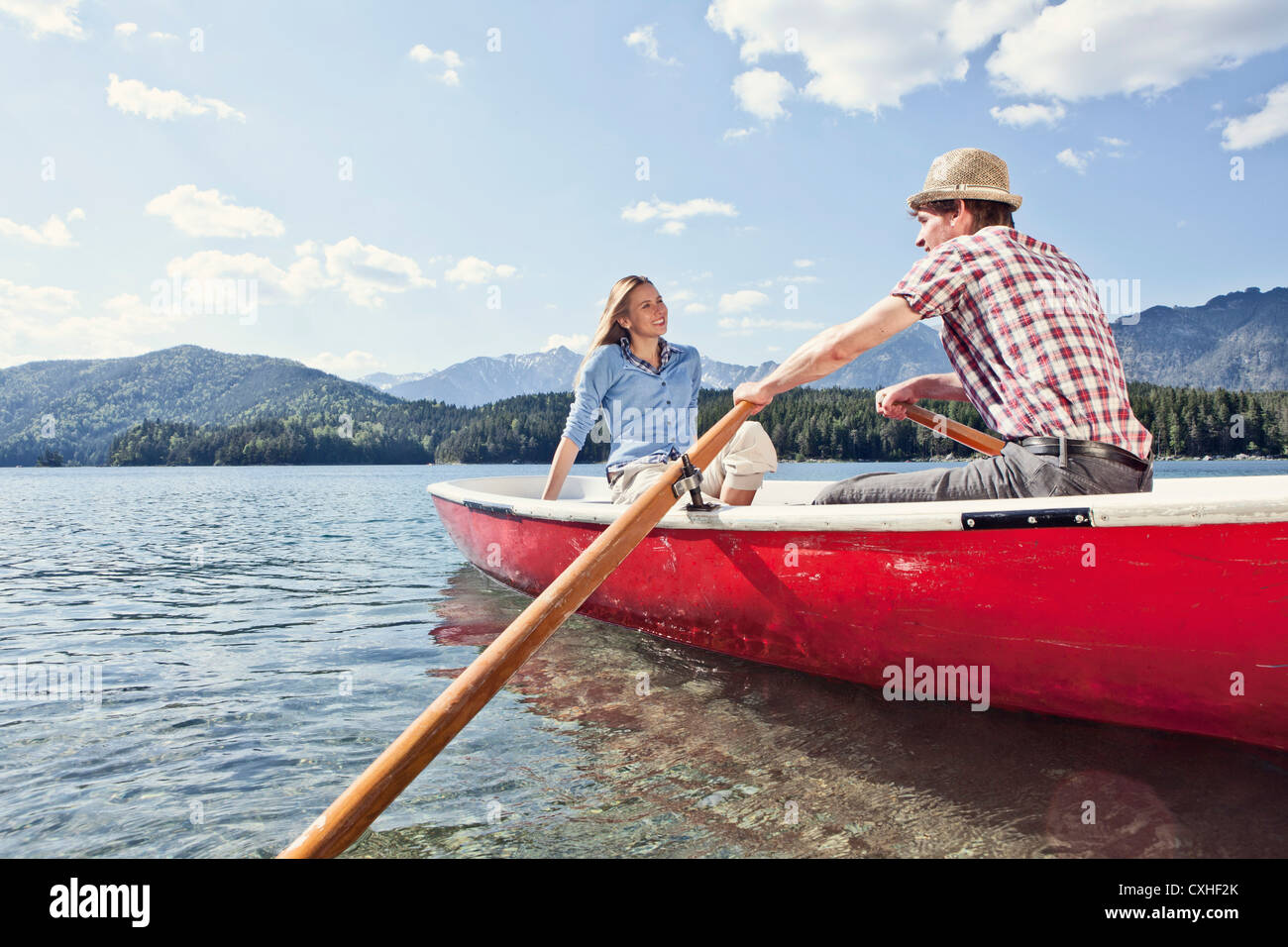 In Germania, in Baviera, matura in barca a remi, sorridente Foto Stock