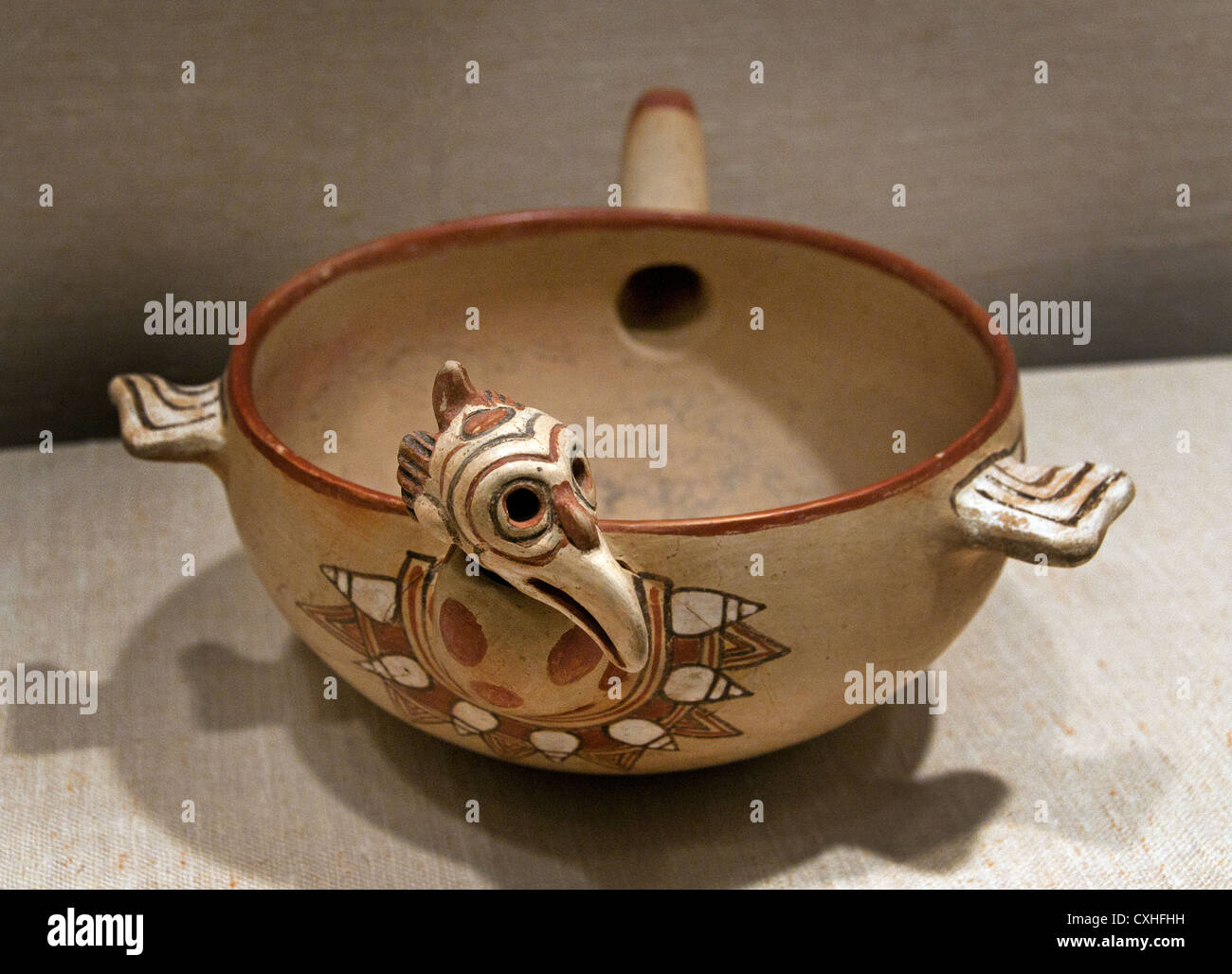 Vulture tazza 13-XV secolo Mesoamerica Messico Veracruz Boca del Río Isla de Sacrificios ceramica 14 x 24,5 x 32,4 cm contenitori Foto Stock