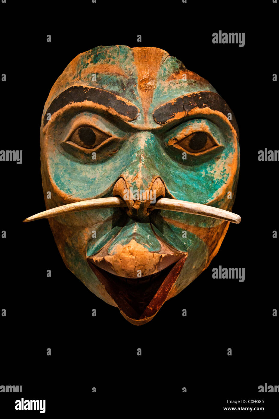 Maschera 1820-40 Stati Uniti Alaska Tlingit legno vernice cedro in pelle di metallo 27 cm Foto Stock