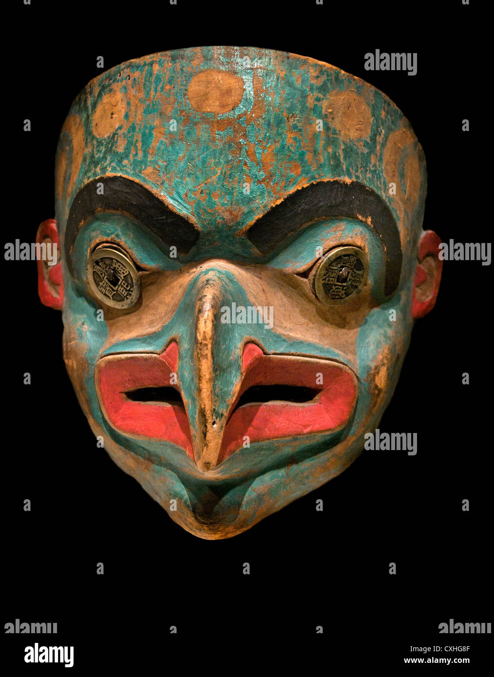 Maschera di trasformazione 1820-30 Stati Uniti Alaska Tlingit tinta legno monete metalliche nativo di pelle conciata 20 cm Foto Stock