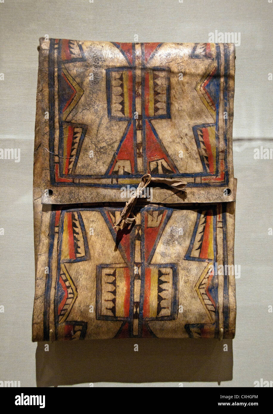 Parfleche ca. 1875 Geografia Stati Uniti d'America Oklahoma Cheyenne Rawhide nativo di pigmento pelle abbronzata cravatte 42 cm Foto Stock