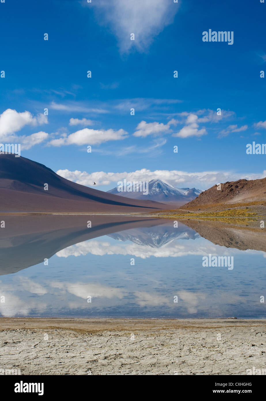 Montagna, riflettendo nel lago, Bolivia Foto Stock