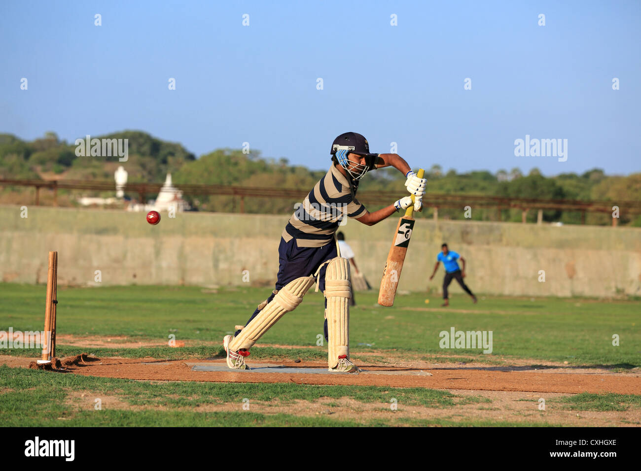 Giovani uomini la riproduzione di un gioco di pratica di cricket di Trincomalee, Sri Lanka. Foto Stock