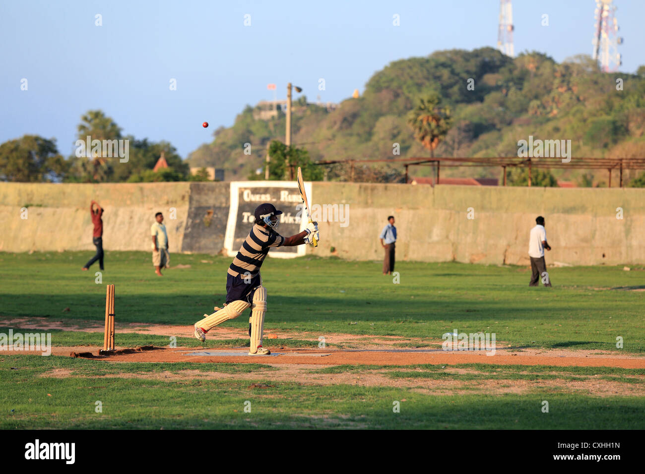 Giovani uomini la riproduzione di un gioco di pratica di cricket di Trincomalee, Sri Lanka. Foto Stock