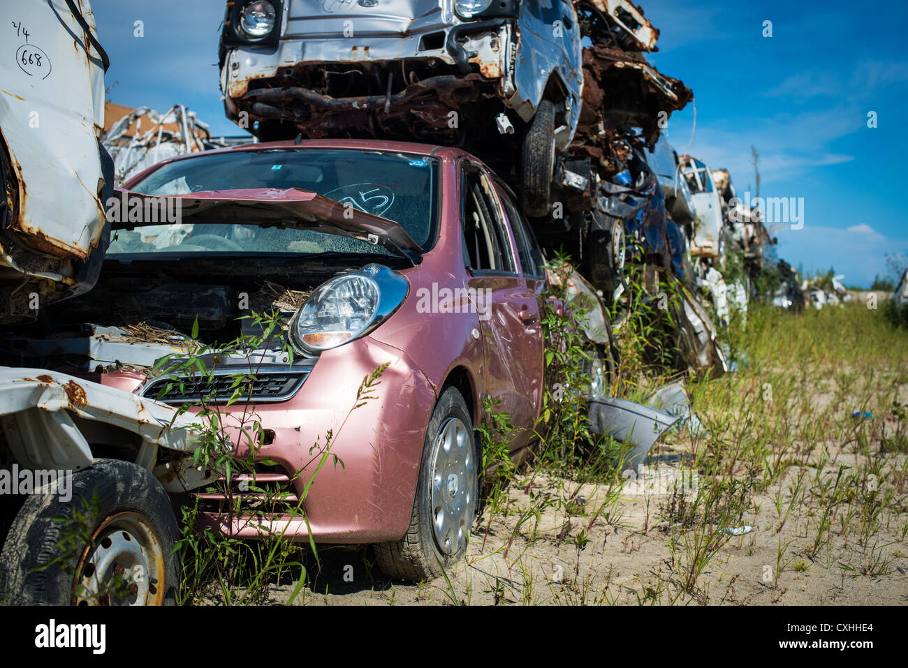 Auto sulla spiaggia cimitero per i veicoli distrutti dal 2011 Giappone Tsunami, Prefettura di Miyagi, Giappone Foto Stock