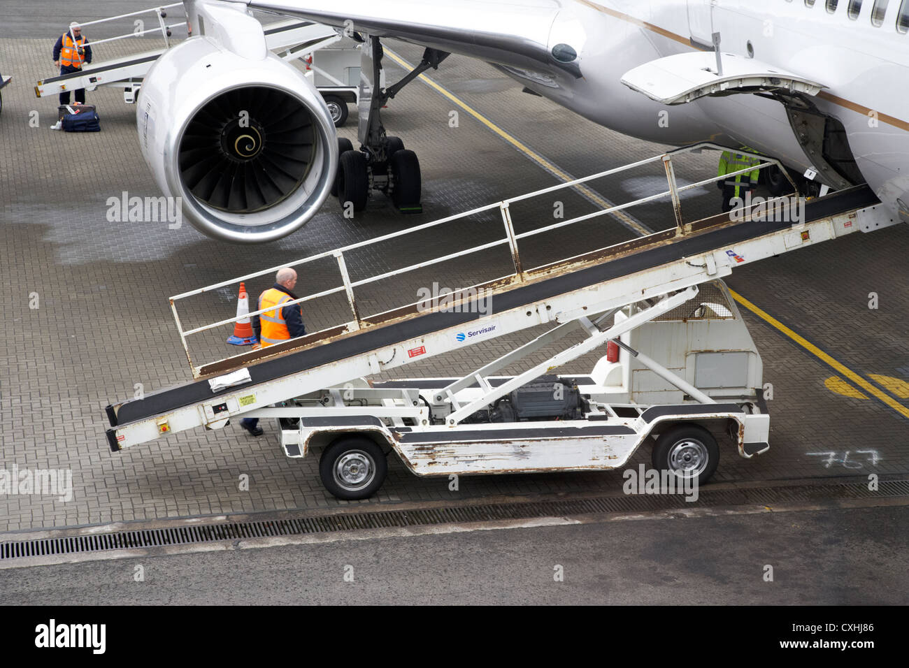 Bagagli il caricamento di United Airlines Boeing 757 a Belfast  International Airport Foto stock - Alamy