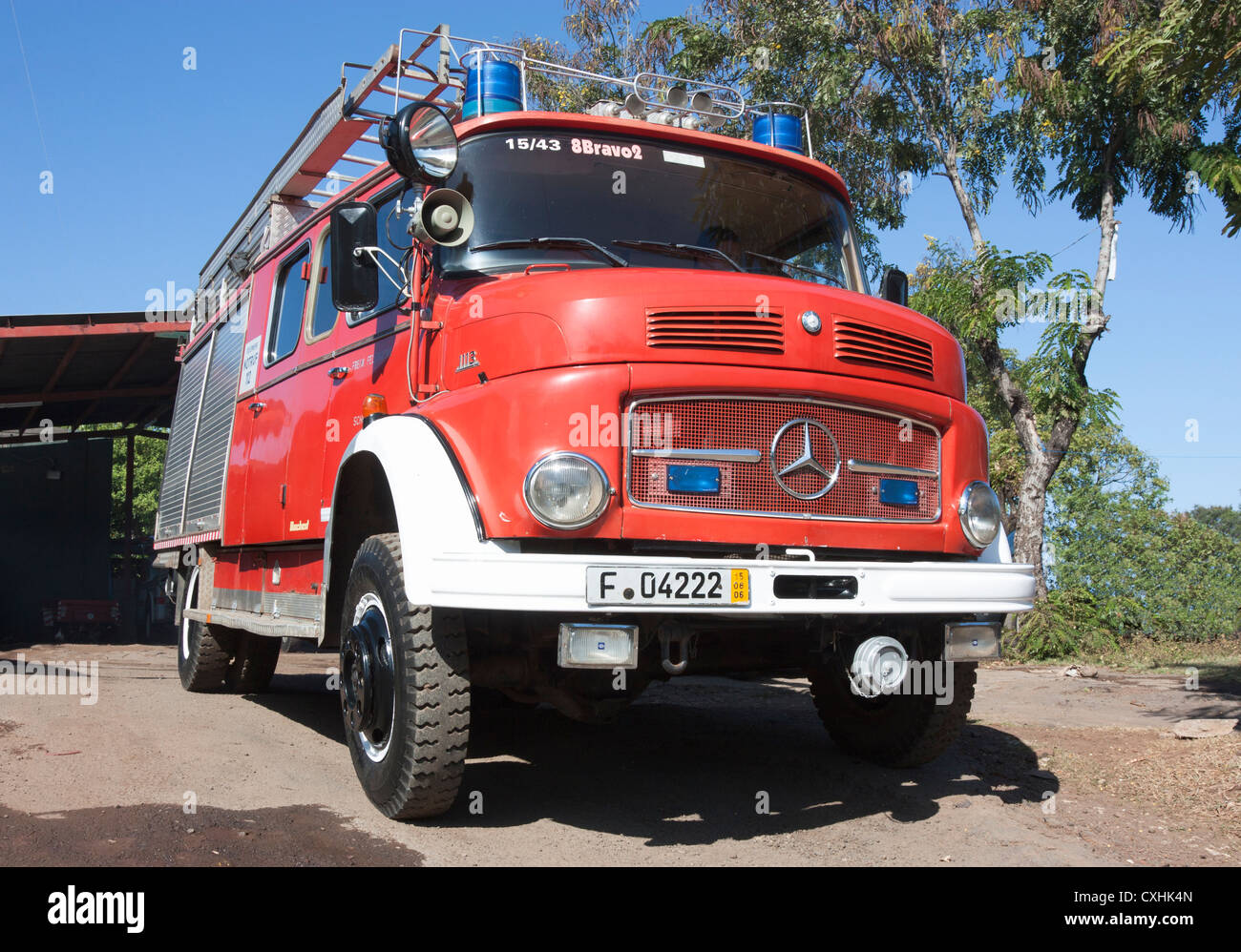 Vintage anni sessanta mercedes 1113 camion dei pompieri ancora in linea  anteriore servizio sarà il volontario dei vigili del fuoco a grenada  nicaragua Foto stock - Alamy
