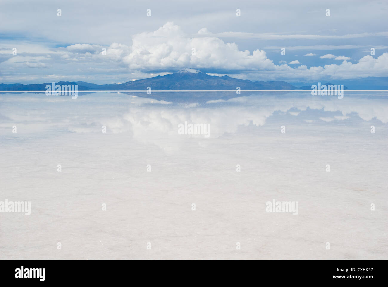 Montagna, riflettendo nel lago Foto Stock