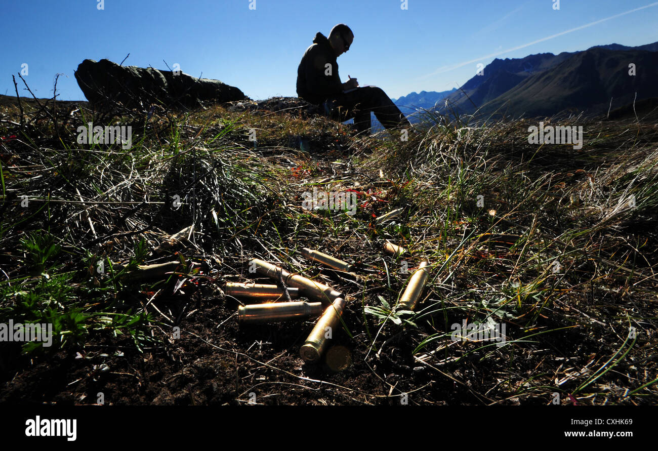 Base comune elmendorf-richardson, Alaska -- ancoraggio dipartimento di polizia armi speciali e operazioni tattiche (swat) team ufficiali di treno sulla ad alto angolo gamma sniper a base comune elmendorf-richardson, martedì, aug. 28, 2012. la formazione specializzata prepara ufficiali per diversi scenari in cui precisione di tiro e ricognizione può essere necessario. Foto Stock