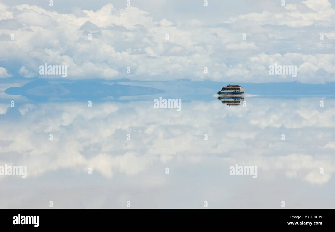 Bus, guidando attraverso Salt Lake, Bolivia Foto Stock