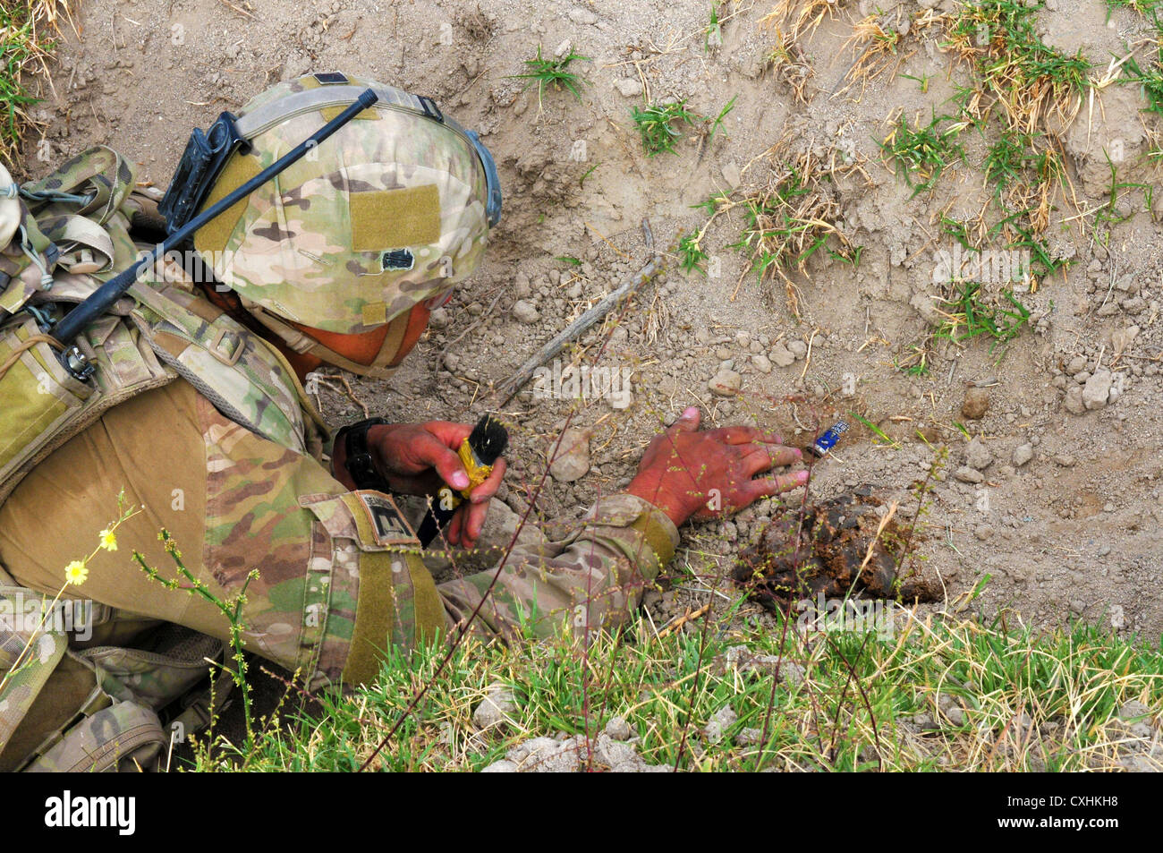 Oggi Tarin kot, Afghanistan - sapper benjamin mcdonald, 2a combattere l'ingegnere reggimento royal australian ingegneri e brisbane, Australia nativo, scopre una regione sepolta di batteria durante il funzionamento kalak hode 5, un grande gioco di funzionamento il khas uruzgan distretto di Afghanistan, sept. 7, 2012 Foto Stock