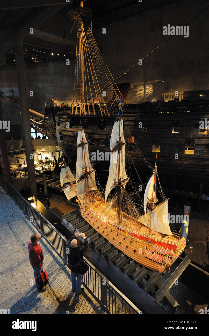 Il modello e l'originale conserve di nave da guerra Vasa presso il Vasa Museum di Stoccolma Djurgarden, Stockholms Lan, Svezia Foto Stock