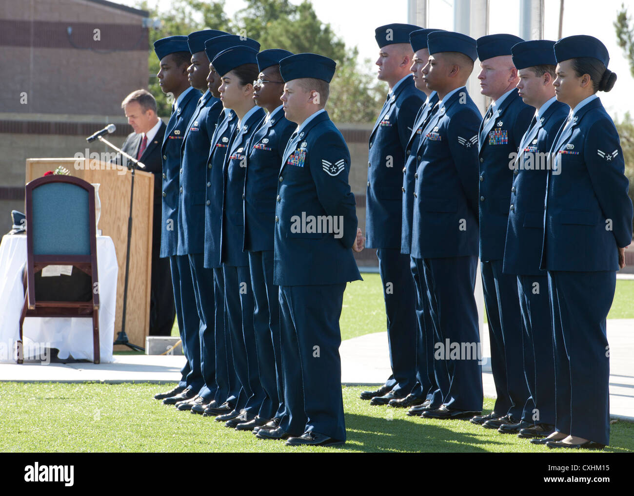 Dodici aviatori si trovano a riposo durante la cerimonia di riconoscimento POW/mia presso la Holloman Air Force base, New Mexico. La cerimonia onora i 12 soldati dispersi in azione dal nuovo Messico durante il conflitto in Vietnam. Foto Stock