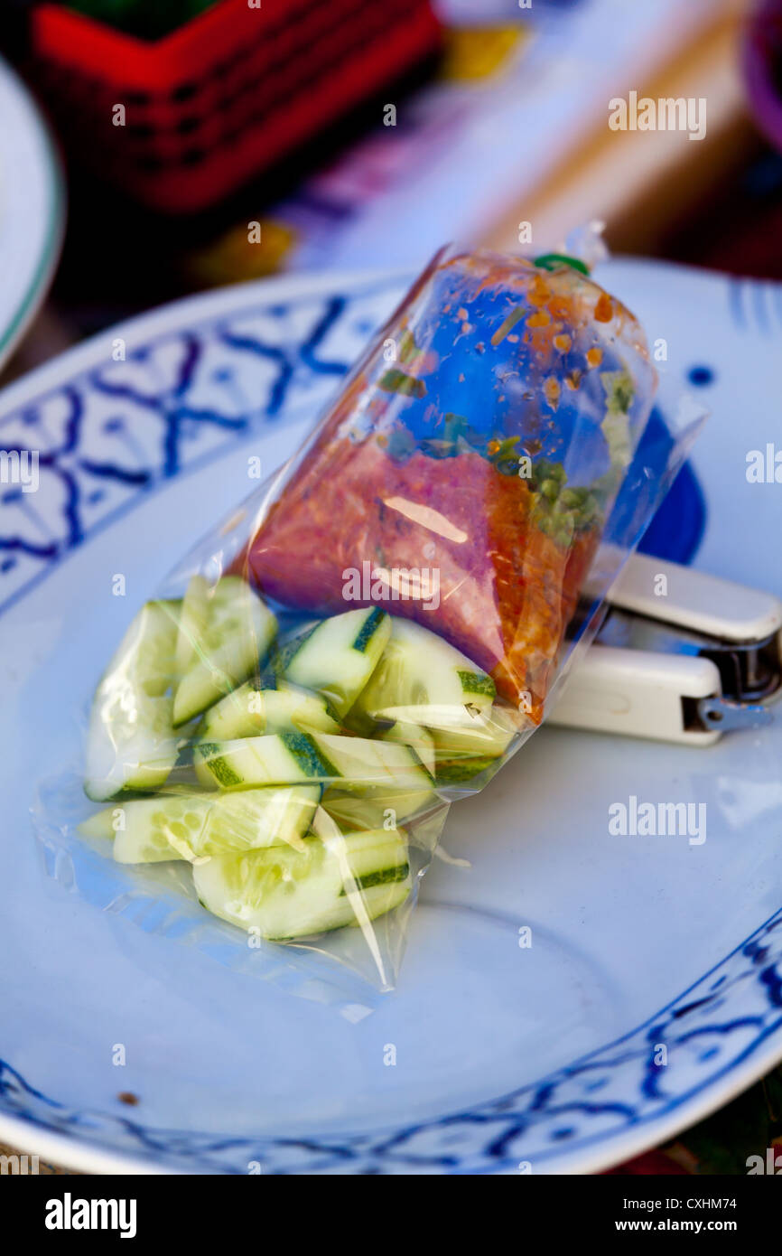 Cibo tailandese in borse di plastica in Chiang Mai Foto Stock