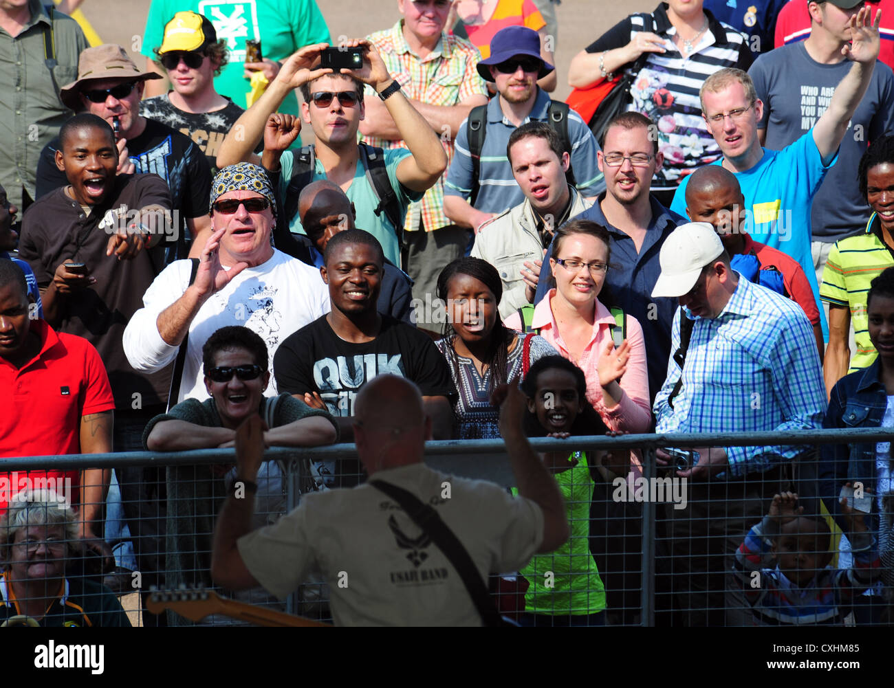 Waterkloof Air Force Base in Sud Africa -- US Air Force tech. sgt. jason cale, U.S. forze aeree in Europa rock band chitarrista e cantante, svolge per attendents del 2012 in Sud Africa nel settore aerospaziale e della difesa exposition qui, sept. 22. più di centomila visitatori hanno partecipato all'evento che ha riempito sette hangar con display e incluso più di 90 aeromobili, veicoli terrestri e natanti. coordinatori di eventi ha detto che questa è stata la più grande air show in questa zona negli ultimi cinque anni. Foto Stock